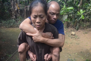 Xót xa cảnh sống "không lối thoát" của người đàn ông tật nguyền