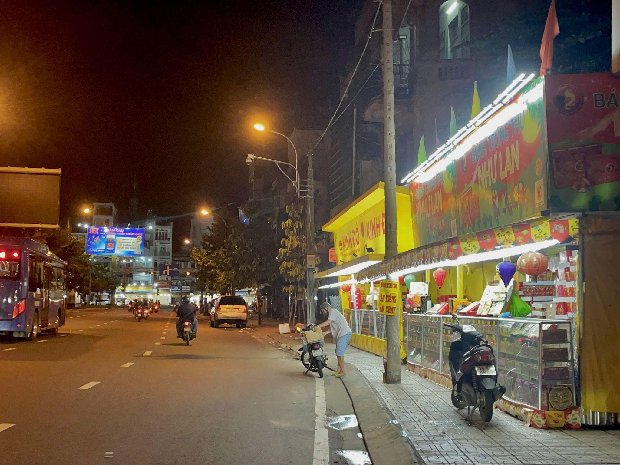 Nghịch lý vụ bánh trung thu, khách đông tiểu thương lại khóc vì khan hàng - 4