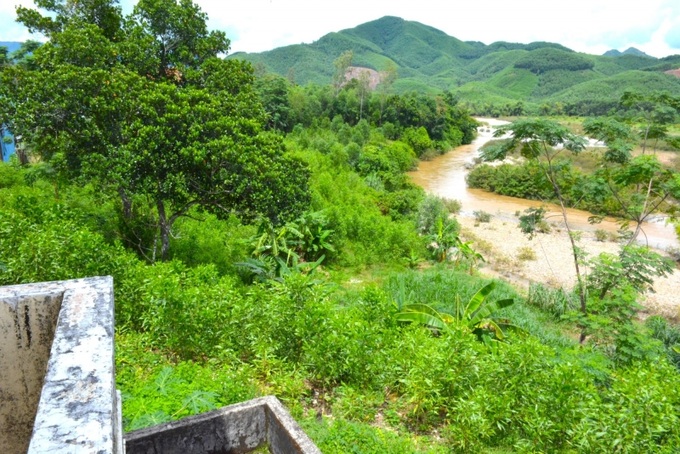 Điểm sạt lở chỉ còn cách trụ móng của công trình UBND xã Ba Thành khoảng 10 mét.