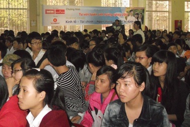 Gần 3.000 học sinh đội mưa để được tư vấn tuyển sinh