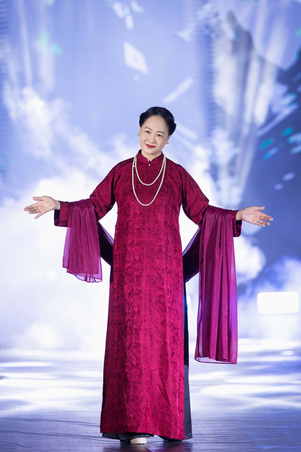 NSND Như Quỳnh ngồi xích lô, làm người mẫu áo dài - 2 NSND Như Quỳnh ngồi xích lô, làm người mẫu áo dài - 2