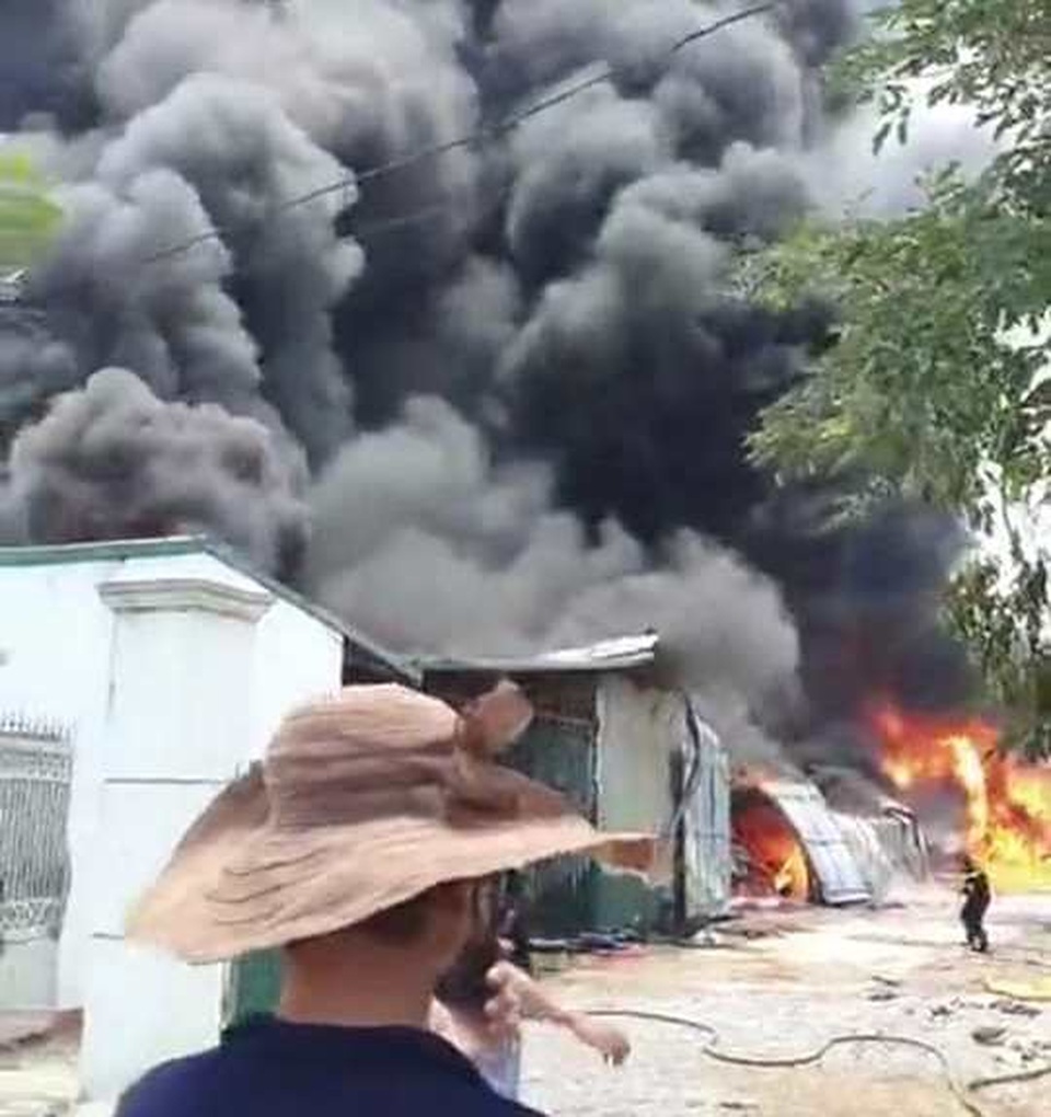 Đang cháy lớn trong khu công nghiệp tại Thanh Hóa - 3 Đang cháy lớn trong khu công nghiệp tại Thanh Hóa - 3