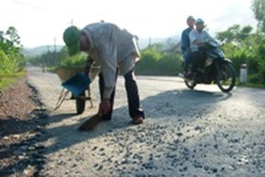 Người cựu chiến binh gần 10 năm nhặt "bẫy tai nạn" trên đường