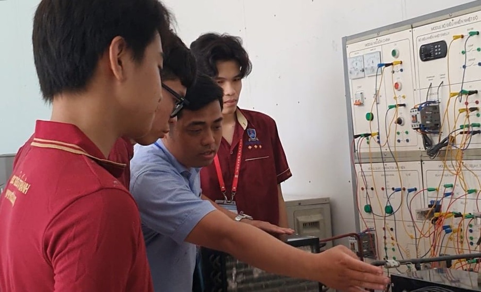 Thợ điện lạnh - Nghề vất vả nhưng thu nhập khá - 2 Thợ điện lạnh - Nghề vất vả nhưng thu nhập khá - 2