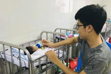 Cứu sống bé sinh non 28 tuần tuổi bị hoại tử dạ dày hiếm gặp