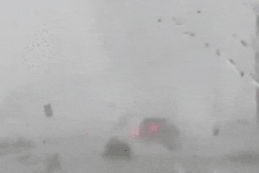 Lốc xoáy làm lật ô tô trên cao tốc Mỹ