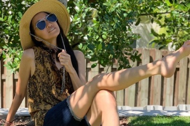 Nhà thiết kế sở hữu đôi chân nuột nà Vera Wang hé lộ nhan sắc mẹ ruột