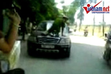 Cảnh sát lại “làm xiếc” trên nắp capô 