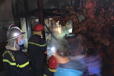 Hà Nội: Nhà sàn rộng hơn 300 m2 cùng nhiều tượng gỗ lớn bị thiêu rụi