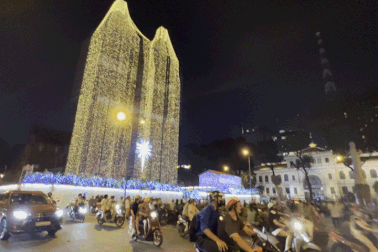 Nhà thờ Đức Bà phủ đầy ánh sáng trước Giáng sinh