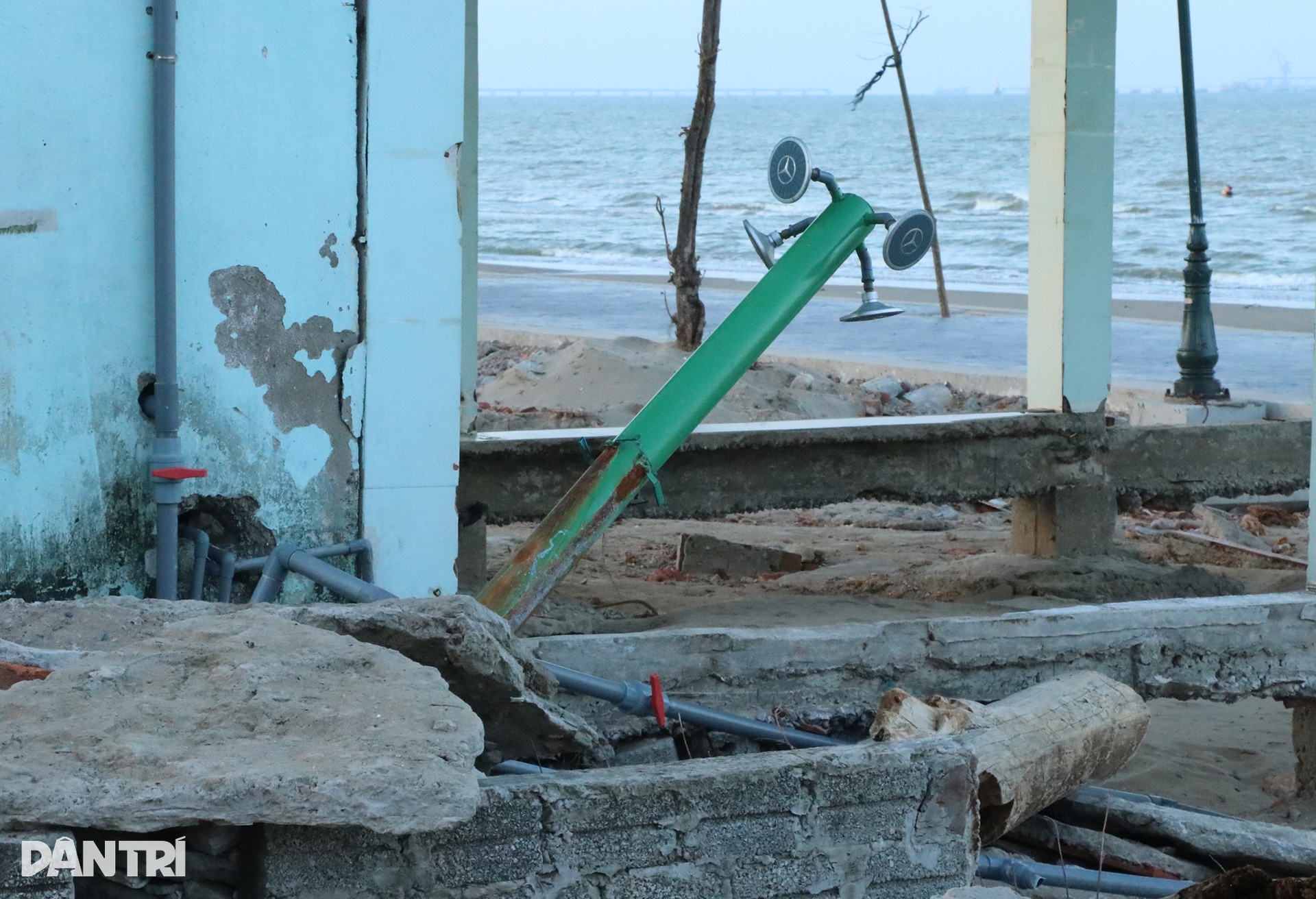 Quảng trường biển tan tác sau bão Bualoi - 11 Quảng trường biển tan tác sau bão Bualoi - 11