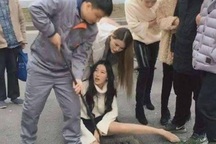 Gái xinh vừa đi vừa bấm điện thoại sụt chân xuống nắp cống kẹt cứng