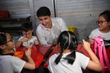 Thủ tướng Canada thưởng thức trà chanh, món ăn đường phố ở Singapore