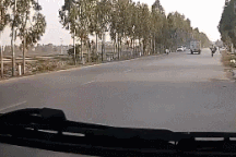 Tài xế xe cẩu vô ý thức gây tai nạn cho người đi đường