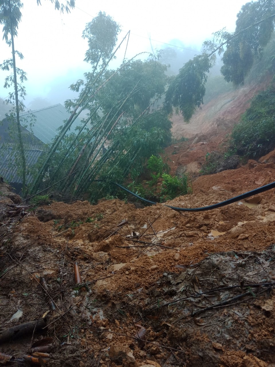 Khắp nơi sạt lở núi, di dời khẩn cấp nhiều hộ dân - 1 Khắp nơi sạt lở núi, di dời khẩn cấp nhiều hộ dân - 1
