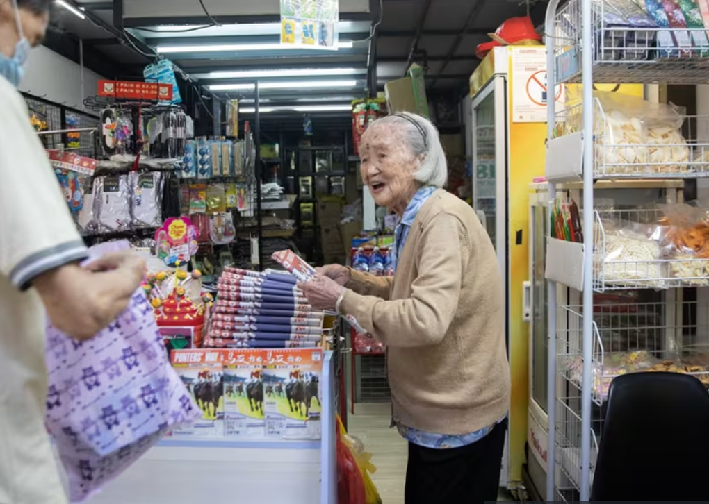 Cụ bà 102 tuổi vẫn làm việc, nổi tiếng vì bán hàng theo phong cách lạ - 2