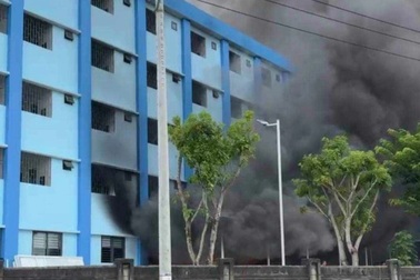 Cháy lớn nhà để xe của bệnh viện, 11 xe máy bị thiêu rụi