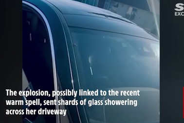 Hình ảnh do camera giám sát ghi lại cho thấy cửa nóc tự vỡ