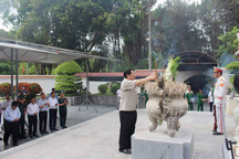 Thủ tướng dâng hương tưởng nhớ các liệt sĩ Ngã ba Đồng Lộc