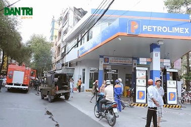 Cháy nhà gần cây xăng, cả khu dân cư náo loạn