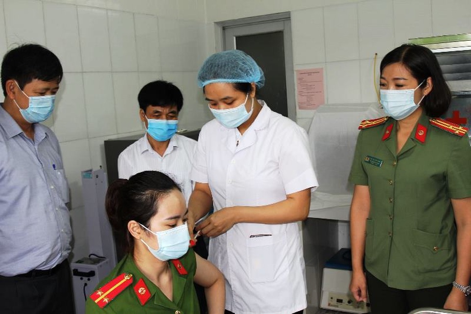 Hơn 700 người ở tuyến đầu chống dịch đã được tiêm phòng vắc xin Covid-19 - 1 Hơn 700 người ở tuyến đầu chống dịch đã được tiêm phòng vắc xin Covid-19 - 1