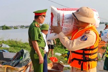 Lũ trên các sông dâng cao, CSGT Hà Nội hỗ trợ di tản người dân