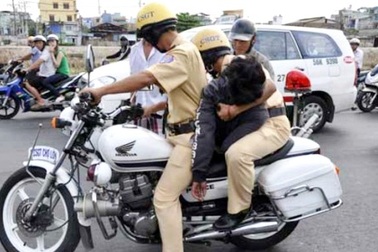 Giải oan cho 2 CSGT cứu người bị tai nạn