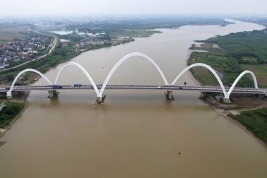 Cầu vòm thép Kinh Dương Vương mang hình tượng rồng cao nhất Việt Nam