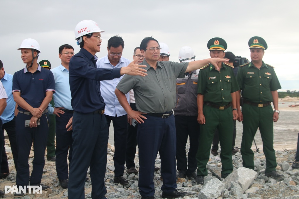 Thủ tướng thị sát dự án sân bay, cao tốc, cảng biển ở Quảng Trị - 3 Thủ tướng thị sát dự án sân bay, cao tốc, cảng biển ở Quảng Trị - 3