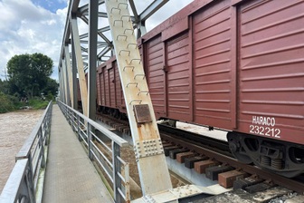 Nước lũ dâng, ngành đường sắt điều tàu 200 tấn giữ cầu qua Lâm Đồng