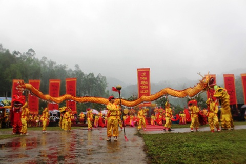 Hàng ngàn người đội mưa rét trẩy hội Đền Vua Mai