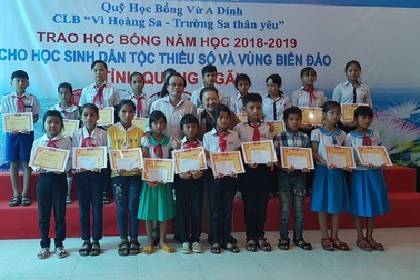 Quảng Ngãi:  Trao 140 suất học bổng cho học sinh vùng khó khăn