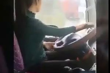 Khi những “bóng hồng” cầm lái xe trọng tải lớn