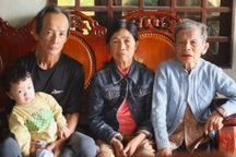 Hai vợ chồng chống chọi với ung thư, gồng gánh nuôi mẹ già, cháu thơ