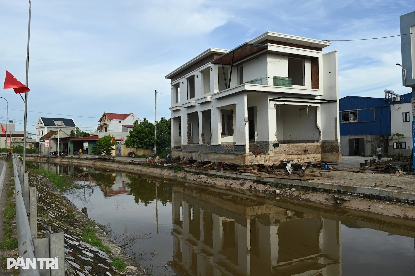 Nam Định: Thuê thần đèn di dời ngôi nhà nặng 500 tấn tránh đường điện - 1 Nam Định: Thuê thần đèn di dời ngôi nhà nặng 500 tấn tránh đường điện - 1