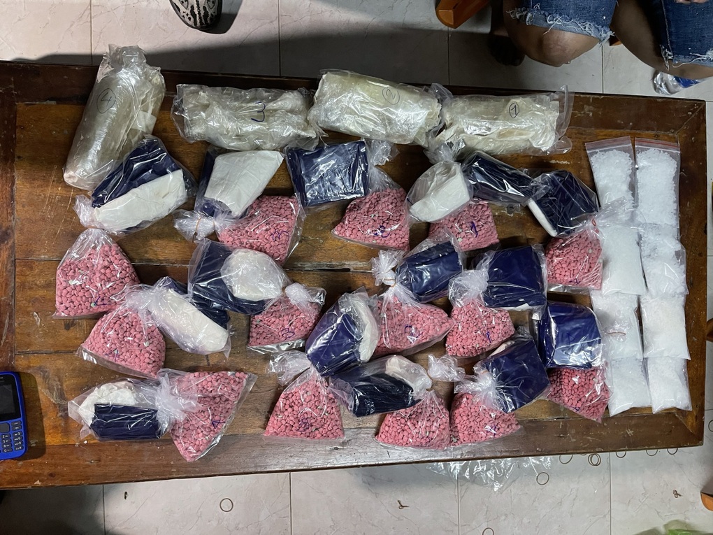 Phá đường dây ma túy khủng, thu giữ súng và 40 viên đạn - 2 Phá đường dây ma túy khủng, thu giữ súng và 40 viên đạn - 2