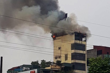 Hà Nội: Nhà 9 tầng cháy lớn ở Hào Nam là quán karaoke vừa bị đình chỉ