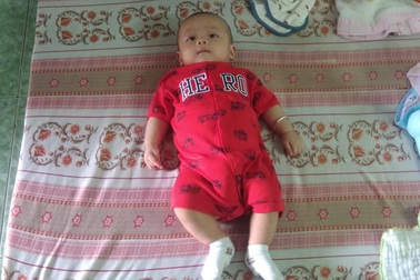 Bé trai 3 tháng tuổi khóc ngằn ngặt bên lề đường