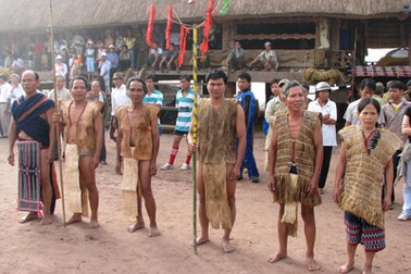 Chiêm ngưỡng trang phục bằng vỏ cây độc đáo của người Cơ tu