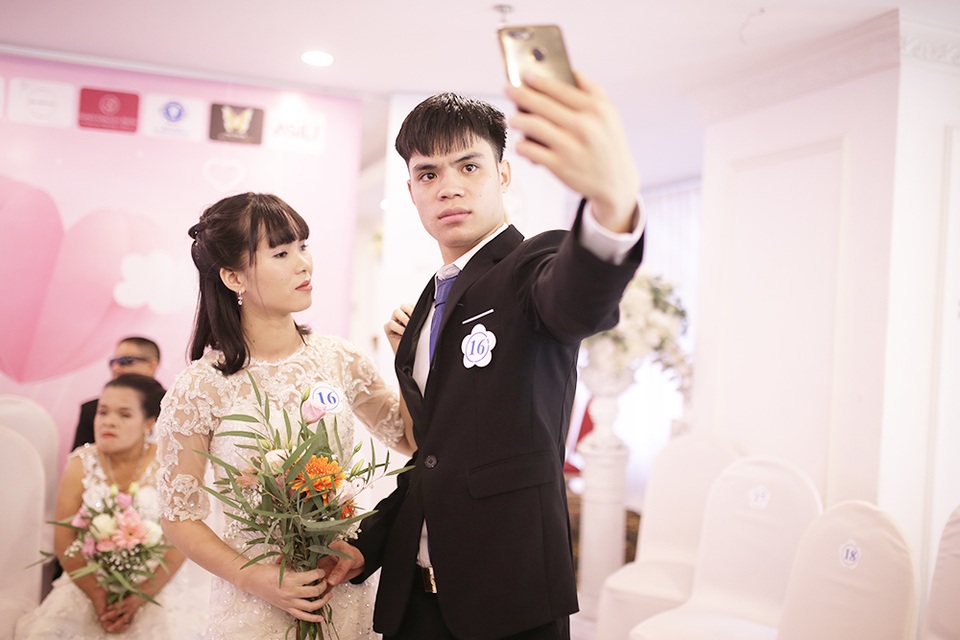Xúc động đám cưới tập thể của 21 cặp đôi khiếm thị tại Hà Nội - 4 Xúc động đám cưới tập thể của 21 cặp đôi khiếm thị tại Hà Nội - 4