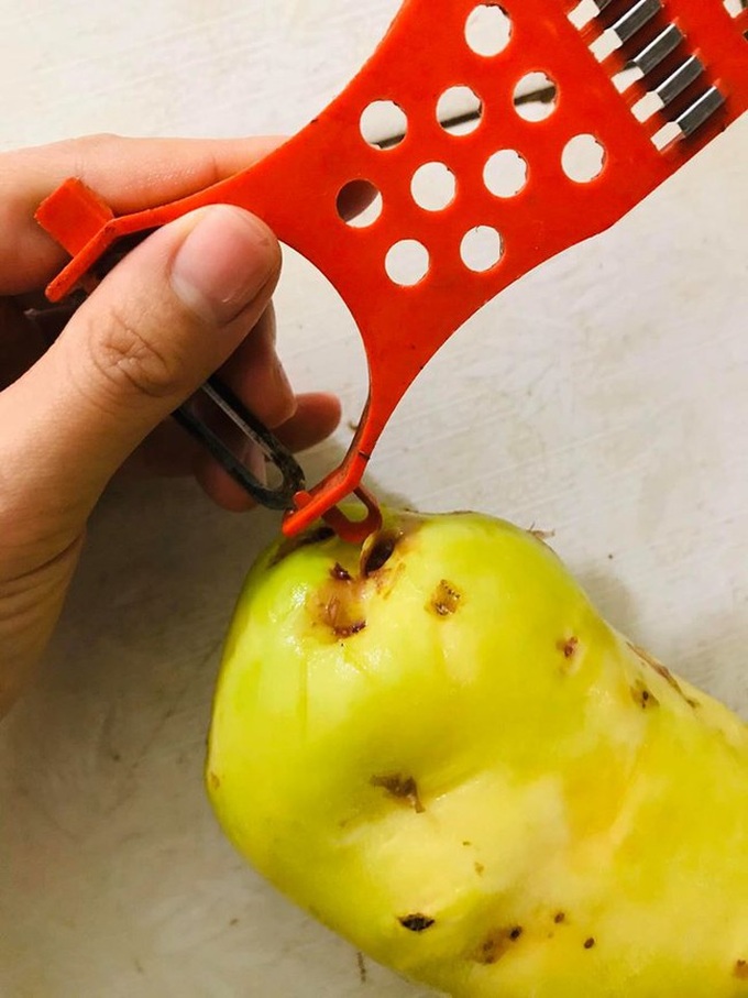 Sống 30 năm trên đời, tôi mới biết công dụng của chiếc lỗ nhỏ cạnh chiếc nạo rau củ, ra là để "nặn mụn" - Ảnh 2. Sống 30 năm trên đời, tôi mới biết công dụng của chiếc lỗ nhỏ cạnh chiếc nạo rau củ, ra là để "nặn mụn" - Ảnh 2.
