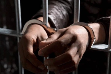 Giở thủ đoạn bẩn thỉu ép gái xinh quan hệ, nam y tá phải trả giá đắt