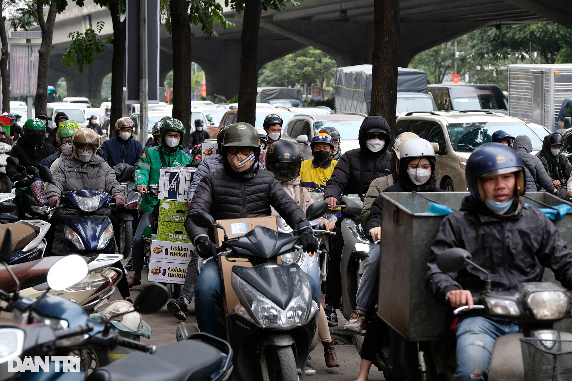 Giao thông nghẹt thở những ngày giáp Tết Nguyên đán - 5 Giao thông nghẹt thở những ngày giáp Tết Nguyên đán - 5