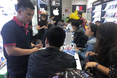 Nhiều cửa hàng di động "đông nghịt" khách những ngày cuối cùng của năm