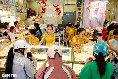 Người dân miền Tây đổ xô đi sắm vàng, đồ cúng trong ngày vía Thần Tài