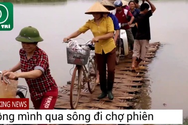 Dân gồng mình, nín thở bám dây thừng qua sông