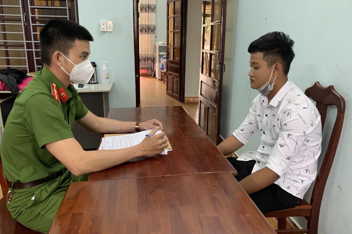 Bắt 2 đối tượng cướp tiền và vàng của một phụ nữ - 1 Bắt 2 đối tượng cướp tiền và vàng của một phụ nữ - 1