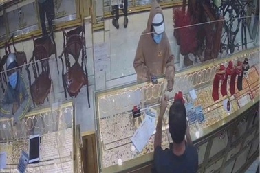 Công an truy tìm nam thanh niên bịt mặt cướp tiệm vàng