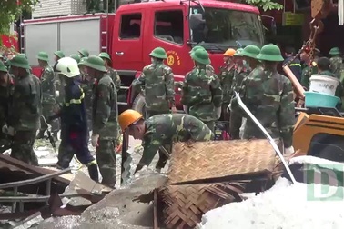 Quân đội, cảnh sát pccc chạy đua thời gian cứu nạn nhân sập nhà ở Hà Nội