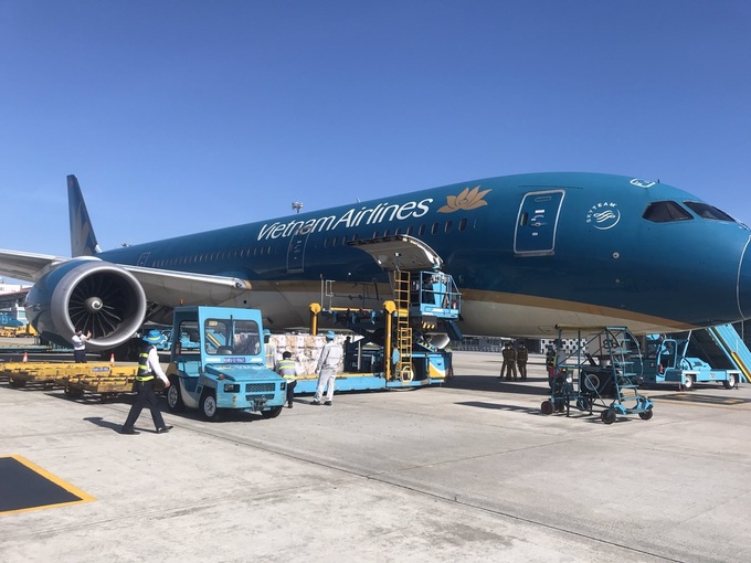 Vietnam Airlines bố trí đội ngũ dày dặn kinh nghiệm xử lý hàng hóa y tế để tiếp nhận lô hàng này ở sân bay.